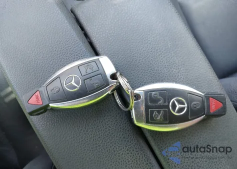 2010 Mercedes-Benz C 300 Luxury/Sport z USA, uszkodzony, nr VIN WDDGF5EB1AR100132